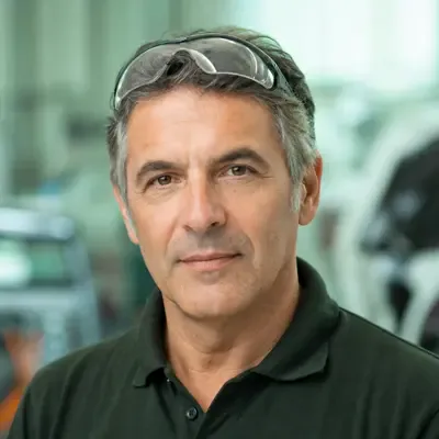 Porträtfoto von Thomas Brenner, Experte für Hybrid- und Gasantriebe, 400x400